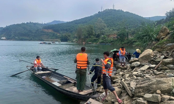 Vụ lật thuyền trên hồ thủy điện Tuyên Quang: Danh tính 2 vợ chồng tử vong