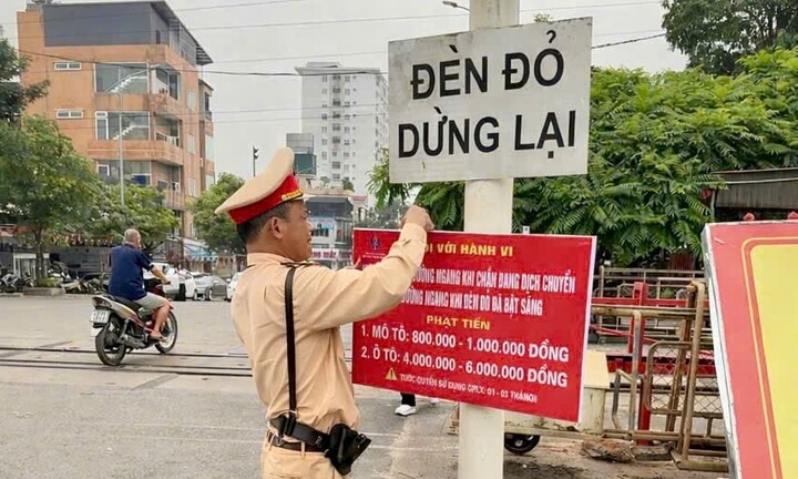 Hà Nội: Gắn biển tuyên truyền mức xử phạt vi phạm tại các đường ngang