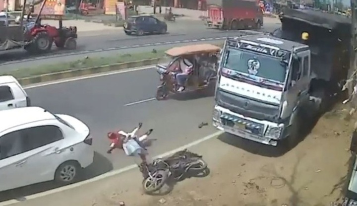 Clip: Xe tải chở cát mất lái cán nát xe máy, hai anh em may mắn thoát nạn