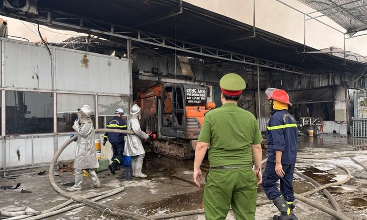 Hà Nội: Hiện trường cháy lớn xưởng bánh kẹo rộng 700m² tại xã Hương Sơn