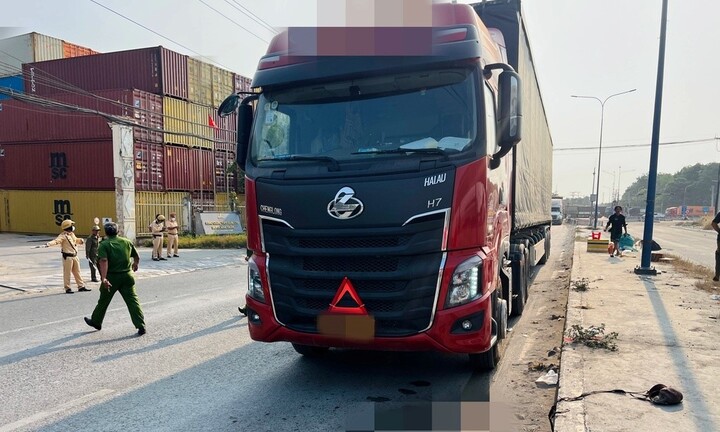 Nhặt ve chai trước đầu xe tải, bà cụ bán vé số bị cán tử vong ở TP.HCM