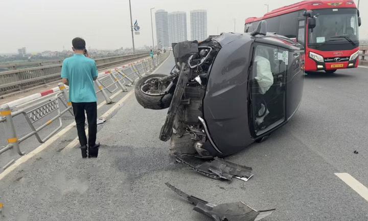 Tài xế xe taxi buồn ngủ, tự gây tai nạn trên đường Võ Nguyên Giáp