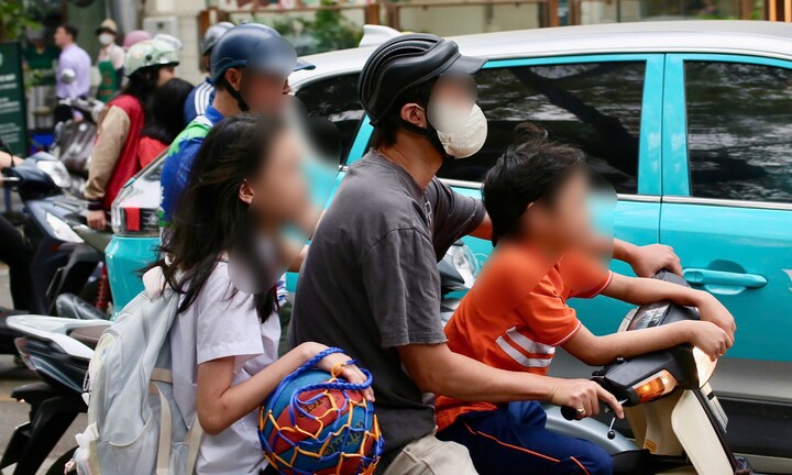 Hà Nội: Xử phạt nhiều phụ huynh không đội mũ bảo hiểm cho con khi đi xe máy