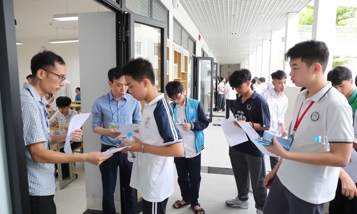 Tuyển sinh lớp 10 Hà Nội 2026: Tỷ lệ vào công lập thấp kỷ lục, phụ huynh