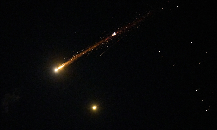 Còi báo động tên lửa vẫn vang lên khắp vùng Vịnh và Israel sau khi Mỹ, Iran tuyên bố ngừng bắn