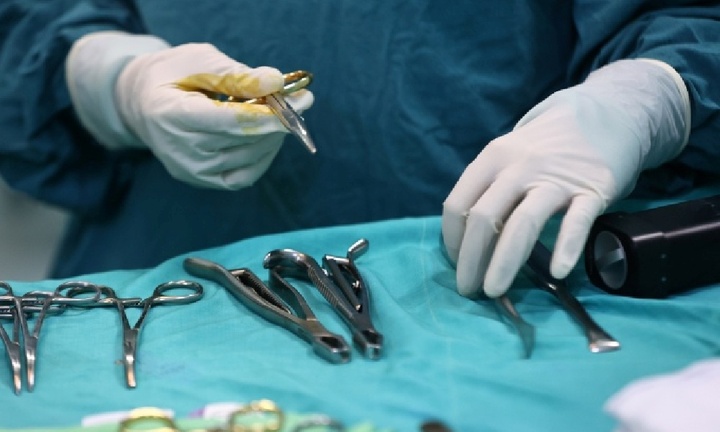 Vết loét miệng tưởng bình thường, cụ bà 73 tuổi bàng hoàng phát hiện ung thư má