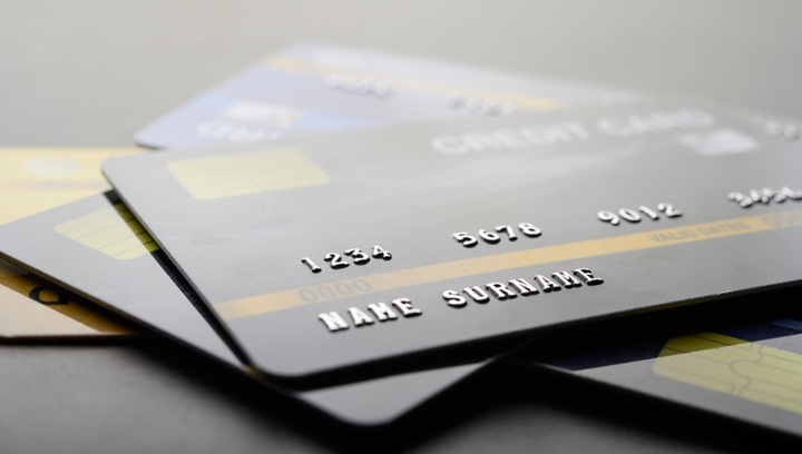 Nên chuyển tiền qua số thẻ hay số tài khoản?