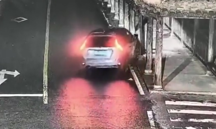 Camera ghi lại 10 giây kinh hoàng: Xe ô tô lao xuống sông, 5 người thiệt mạng