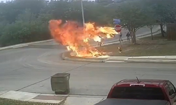 Clip: Xe máy va cột đèn phát nổ, hai em nhỏ thoát chết trong gang tấc