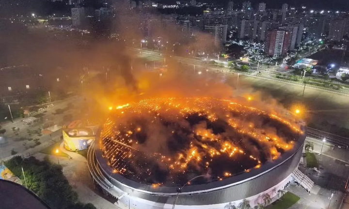 Clip: Hoả hoạn kinh hoàng khiến mái vòm sân Olympic chìm trong biển lửa