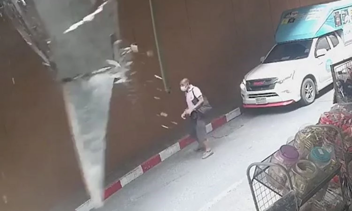 Clip: Bê tông bất ngờ rơi từ trên cao xuống đường, người đàn ông thoát nạn khó tin