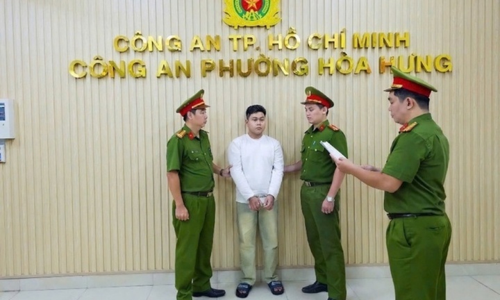 Bắt giữ nam thanh niên tóc vàng cướp giật 2 chiếc iPhone trong tiệm cầm đồ