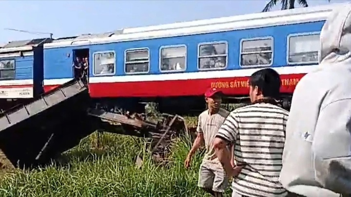 Công nông băng qua đường sắt bị tàu hỏa tông, 3 người thương vong