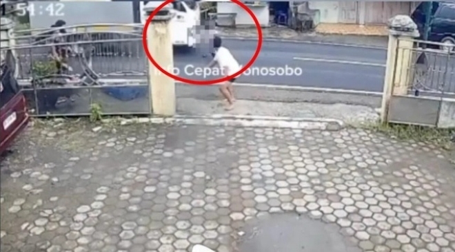 Clip: Đứng gọi mẹ rồi đột ngột chạy ra đường, bé trai bị xe tải tông trúng