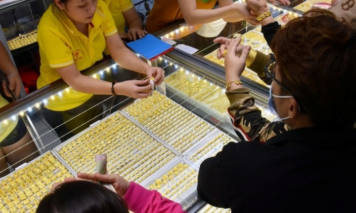 Giá vàng hôm nay (14/4): Vàng SJC và vàng nhẫn đồng loạt giảm mạnh
