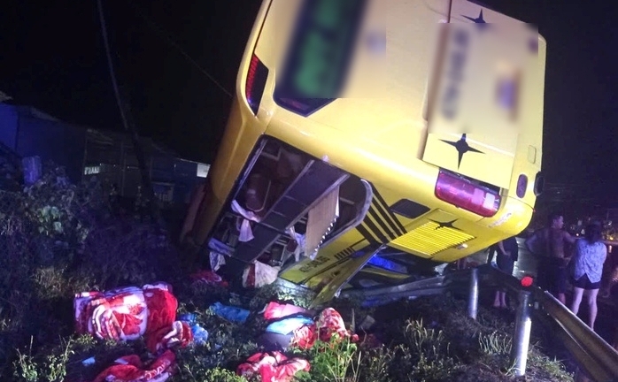 Hiện trường vụ lật xe khách trên Quốc lộ 14, 9 người thoát nạn