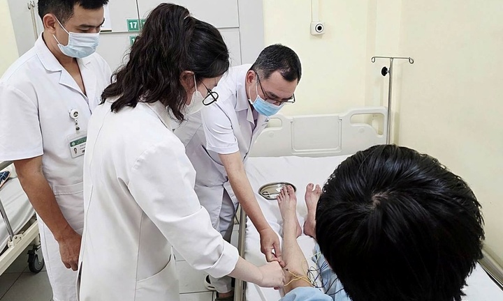 Nam thanh niên 19 tuổi suýt liệt chân vì thói quen ngồi khoanh chân