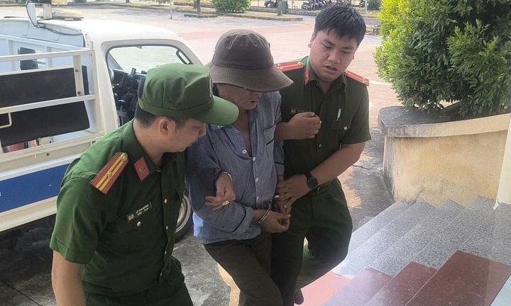 Bắt người đàn ông cầm rựa chống trả công an rồi trốn vào hang đá