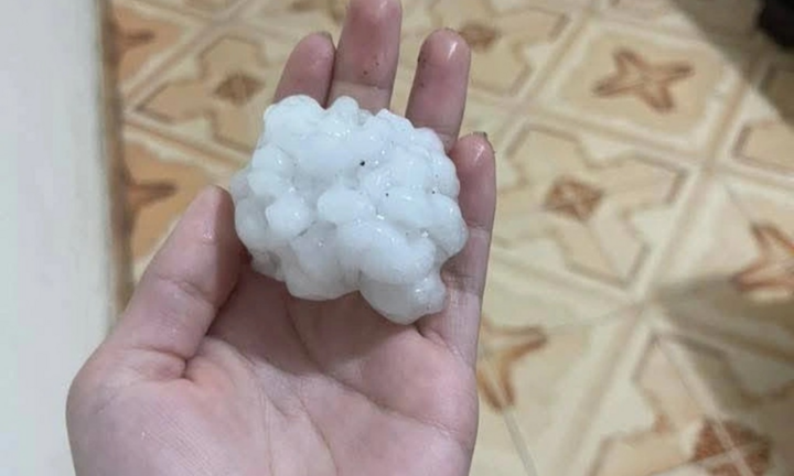 Mưa đá to bằng nửa nắm tay rơi xuống Bắc Hà, 4 người bị thương, hoa màu hư hại