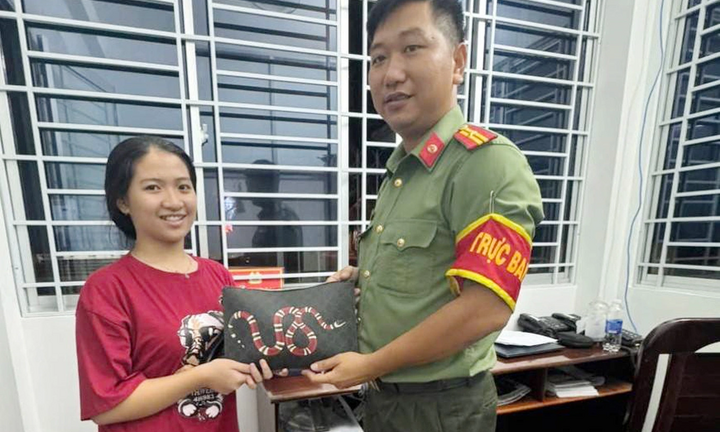 Nhặt được túi xách hơn 200 triệu, nữ sinh nhờ công an trả lại người đánh rơi