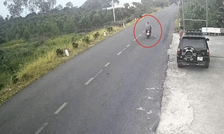 Va chạm với bóng do trẻ em đá ra đường, người đàn ông lái mô tô gặp tai nạn, tử vong