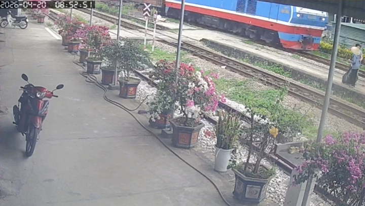 Khoảnh khắc công nhân đường sắt cứu cụ bà ngay trước mũi tàu