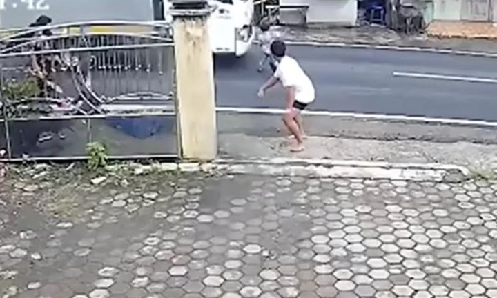 Clip: Gọi mẹ rồi vội vàng băng qua đường, bé trai 6 tuổi bị xe tải tông trúng