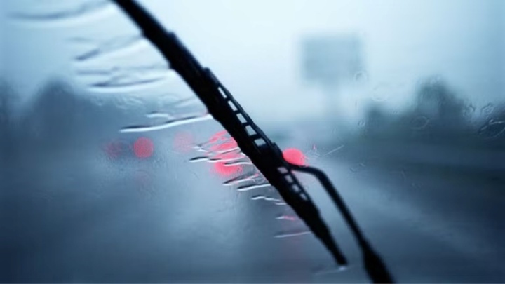 Cách khắc phục cửa kính ô tô bị mờ