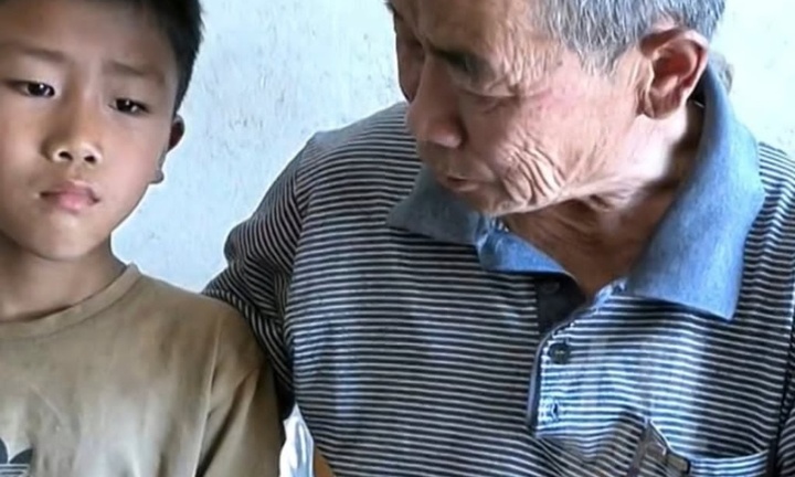 Cậu bé 9 tuổi để dành thịt ở trường mang về cho ông nội, sự thật phía sau khiến triệu người rơi lệ