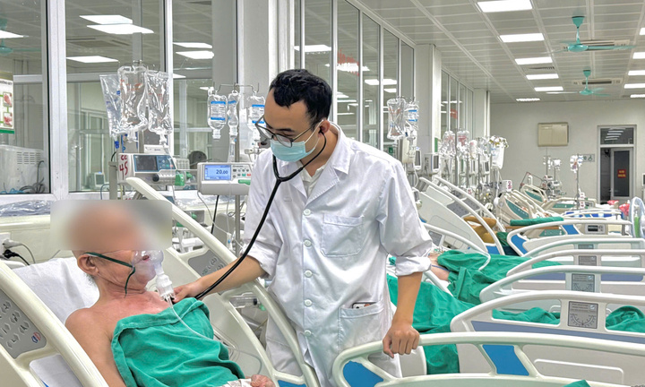 Cúm B âm thầm chuyển nặng ở người cao tuổi, nhiều ca viêm phổi chủ quan phải thở máy