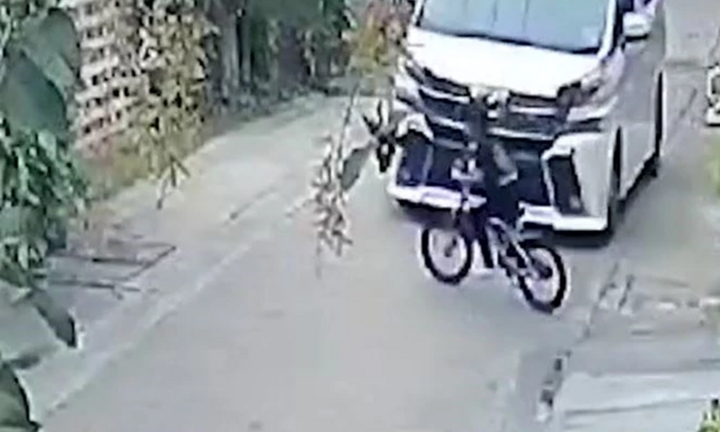 Clip: Nam tài xế ô tô phản ứng nhanh như chớp, đạp phanh gấp, tránh bé trai 5 tuổi lao qua đường