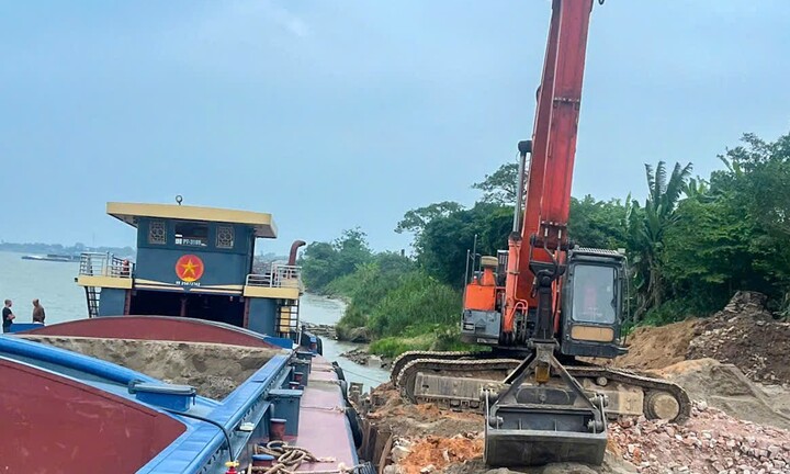 Hà Nội: Phát hiện, xử lý 2 bến bãi và phương tiện chở cát không rõ nguồn gốc