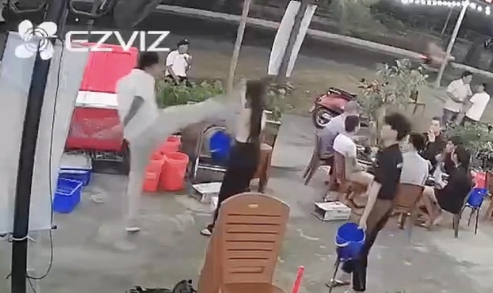 Vụ clip người đàn ông đá vào mặt nữ quản lý quán nhậu ở Nha Trang: Công an vào cuộc xác minh