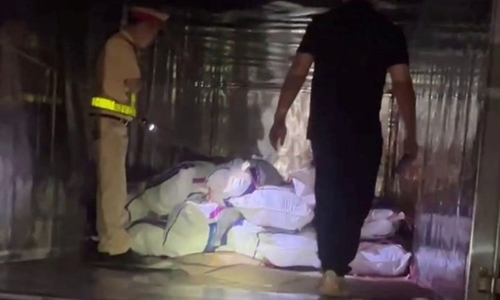 Phát hiện, xử lý một xe tải vận chuyển hơn 1 tấn mỡ lợn không rõ nguồn gốc