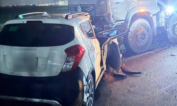 Giải cứu người phụ nữ mắc kẹt trong cabin sau vụ va chạm với xe ben