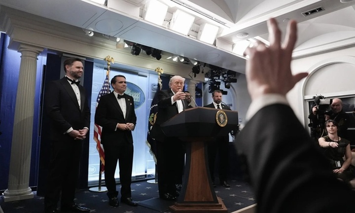 Clip: Nổ súng tại tiệc báo chí, mật vụ Mỹ lập tức hộ tống Tổng thống Trump