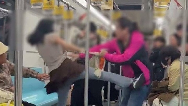 Clip: Hai người phụ nữ bị xử lý vì ẩu đả giành chỗ ngồi trên tàu điện ngầm