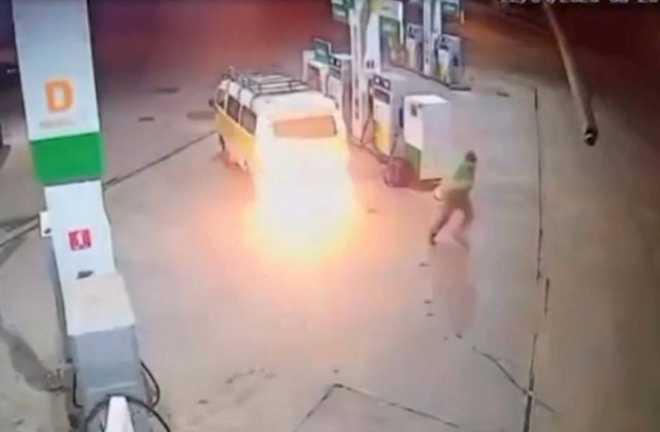 Clip: Đang bơm nhiên liệu, xe van bất ngờ bốc cháy ngùn ngụt 