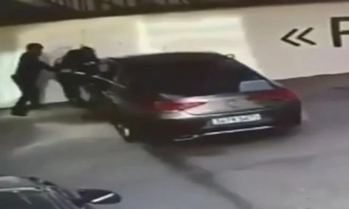 Clip: Đạp nhầm chân ga, nữ khách hàng lái thử Mercedes tông thẳng vào nam nhân viên showroom