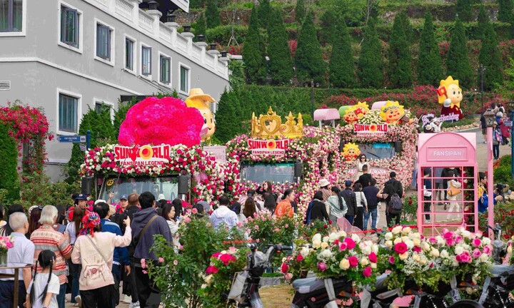 Không khí chơi lễ rộn ràng tại các thủ phủ du lịch “hot” nhất từ Nam chí Bắc