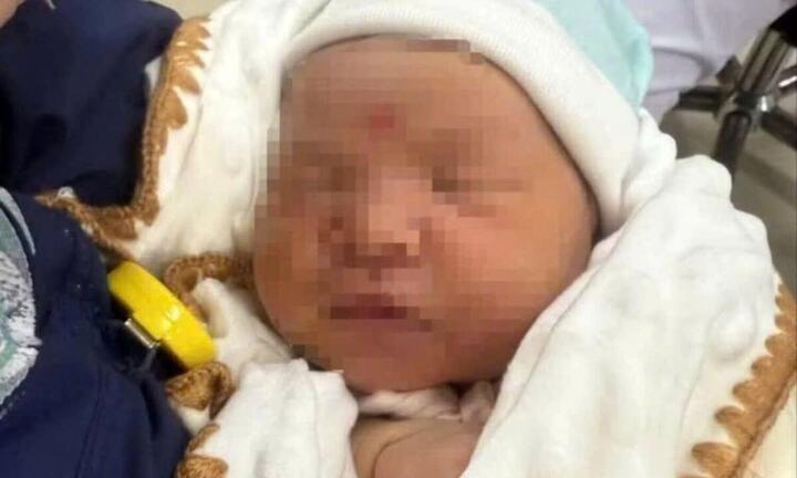 Bé gái sơ sinh 10 ngày tuổi bị bỏ rơi tại bệnh viện ở Nghệ An