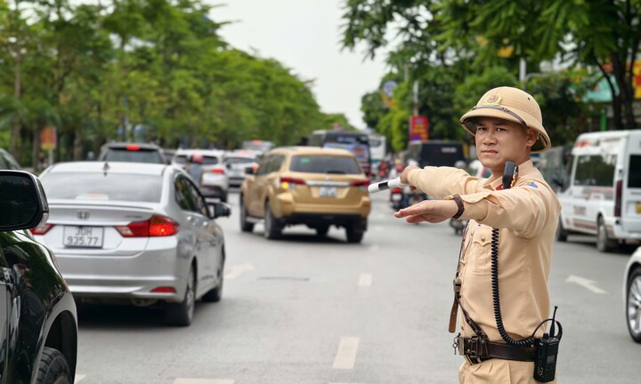 CSGT Hà Nội phân luồng, bảo đảm TTATGT cửa ngõ Thủ đô trong ngày đầu nghỉ lễ
