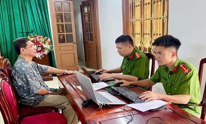 Bị truy nã tội hủy hoại tài sản, người đàn ông đến công an đầu thú