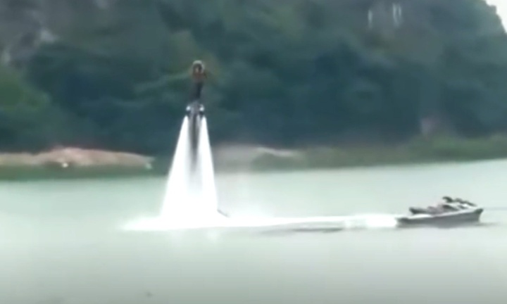 Sức khỏe vận động viên flyboard gặp sự cố khi đang 
