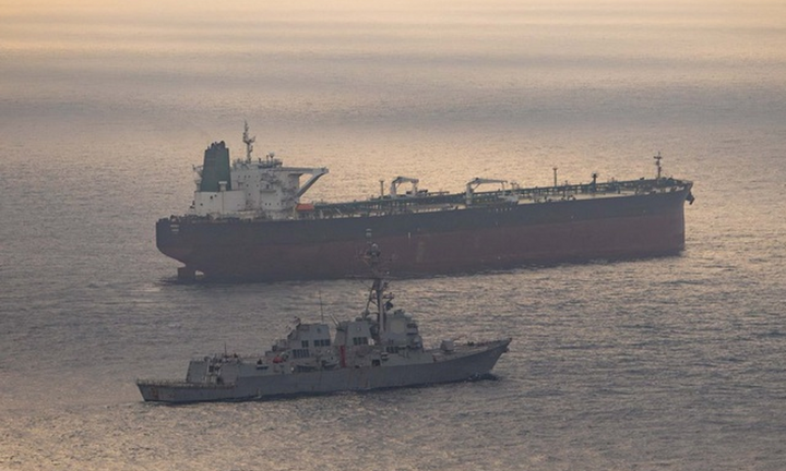 Iran tuyên bố phóng 2 tên lửa vào tàu chiến Mỹ: Washington nói gì?