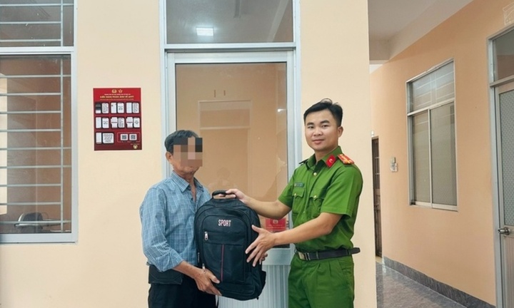 Phát hiện balo chứa tiền, vàng ở giữa đường, người đàn ông liền giao nộp công an 