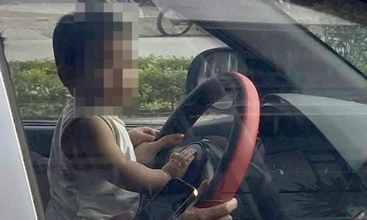 Nữ tài xế để trẻ nhỏ ngồi trước vô lăng khi đang di chuyển, tường trình gì?