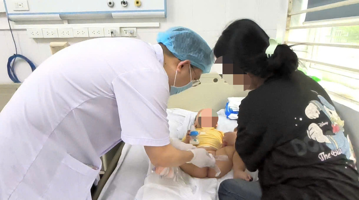 Bé trai 13 tháng tuổi phát hiện ung thư ác tính sau 2-3 tuần sưng tấy tại một vị trí