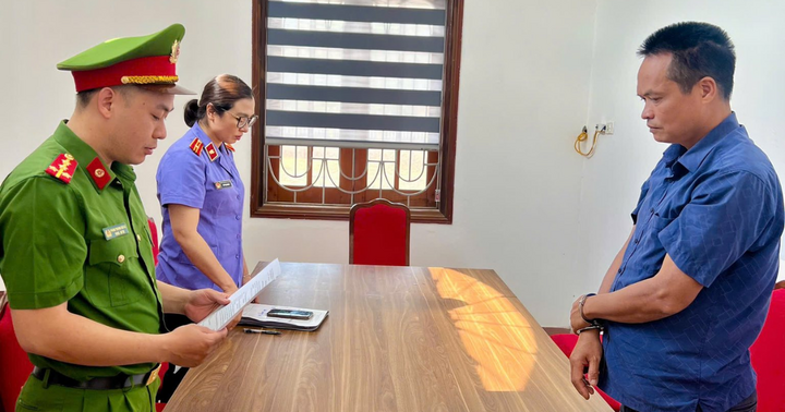Bắt cựu cán bộ địa chính nhận hàng trăm triệu đồng “chạy sổ đỏ 