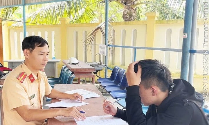 Thiếu niên 15 tuổi “bốc đầu”, mẹ nhận 